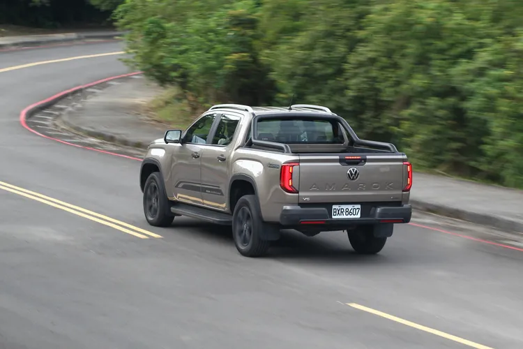 懸吊設定在維持基本支撐力道的同時，對路面坑洞或碎震的過濾更顯成熟，讓座艙內的震動起伏抑制與靜肅性都有不俗演出。林浩昇攝