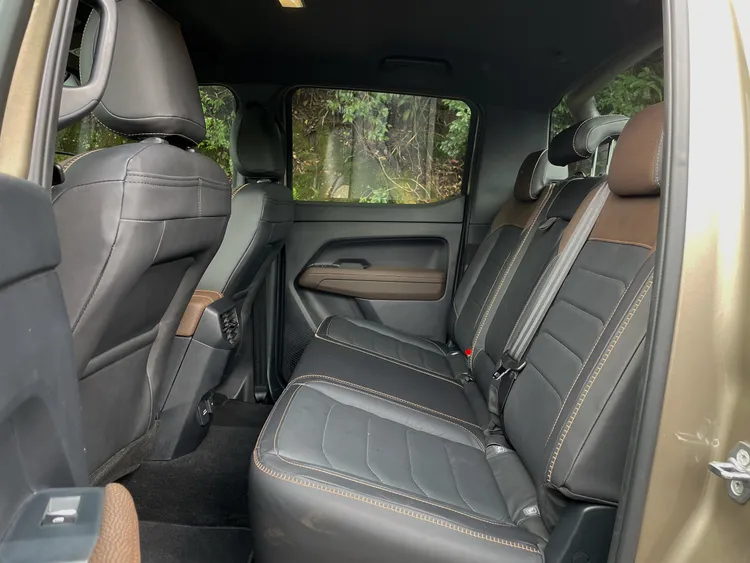 後座椅背傾角優化後，乘坐姿勢更為舒適，膝部與頭部空間表現中上水準。林浩昇攝