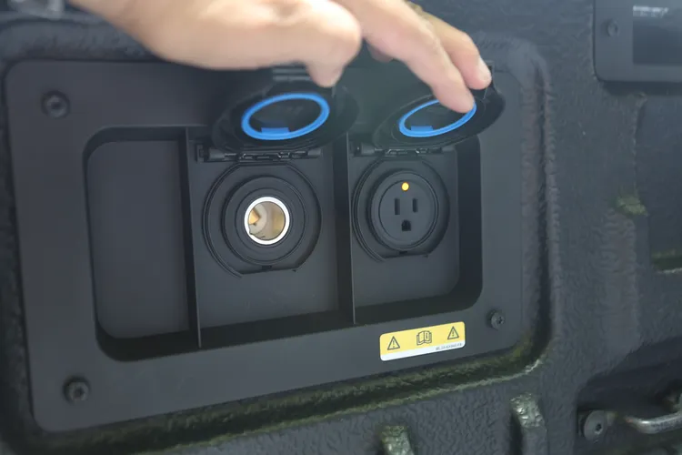 貨斗側邊提供兩組電源插孔，包含12V與120V兩種規格，可廣泛應用隨身電器設備。林浩昇攝