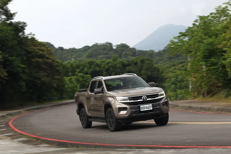 3.0升V6柴油渦輪增壓引擎即使滿載貨物或多名乘員，仍能維持穩定且輕鬆的推進力道。林浩昇攝