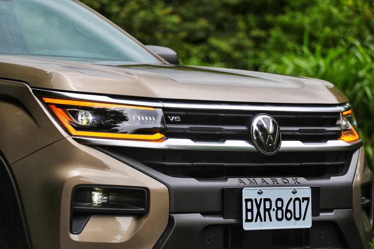 新世代Amarok車頭採用X型設計語彙與橫柵式鍍鉻水箱罩，頭燈標準配備IQ.Light LED Matrix矩陣式燈組。林浩昇攝