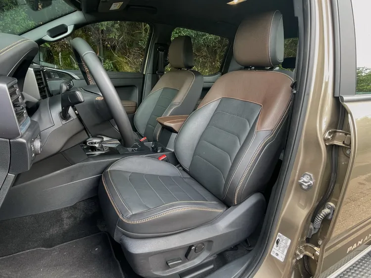 雙前座具備十向電動調整與加熱功能，椅墊厚實且支撐性充足。林浩昇攝