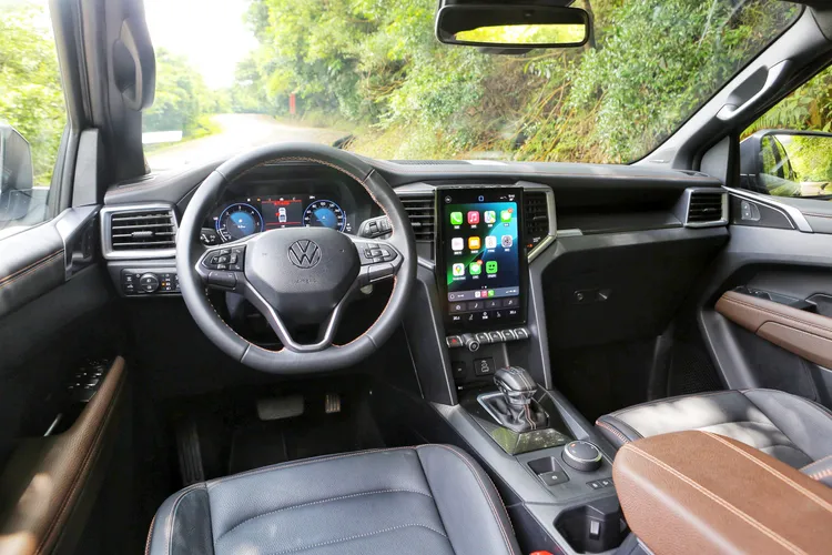 Amarok延續福斯車系一貫的簡潔中控設計，12吋直立式多媒體觸控螢幕是主要視覺焦點。林浩昇攝