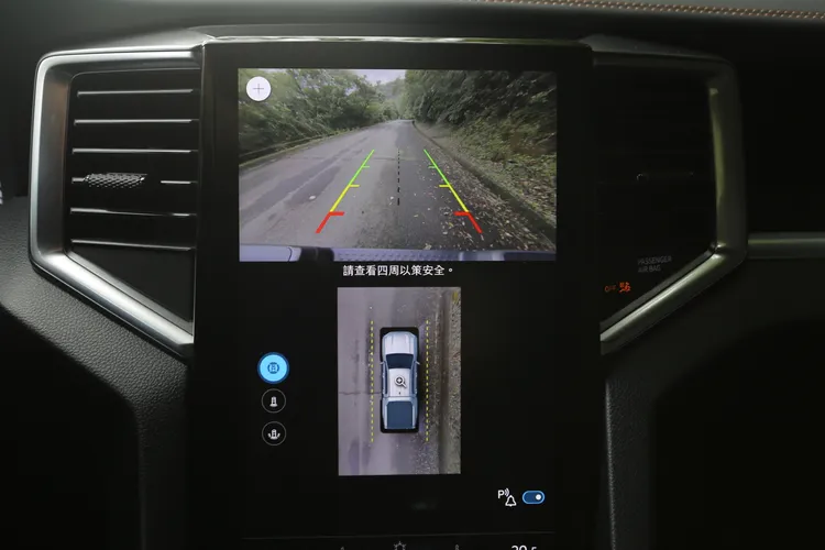 360度環景顯影對於大尺碼的皮卡來說，絕對是不可或缺的實用配備。林浩昇攝