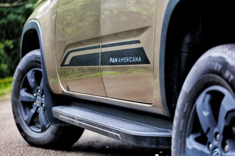 車側也包含了車型專屬「PanAmericana」車貼，以及大型固定式踏板。林浩昇攝