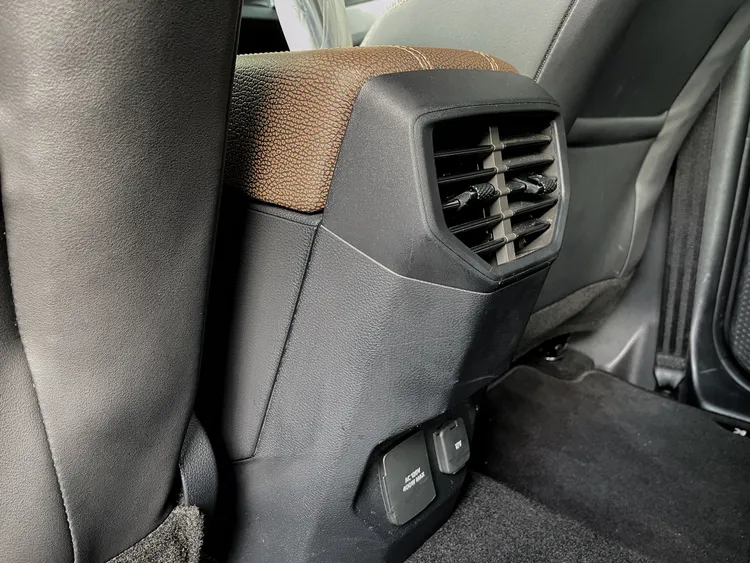 後座同時也擁有專屬出風口，以及12V及120V兩種電源插孔。林浩昇攝