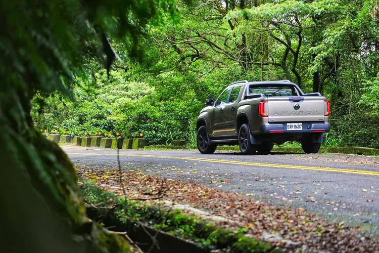 尾門設有加大登車踏板，尾燈則採用簡潔的C型造型，維持車尾整體俐落感。林浩昇攝