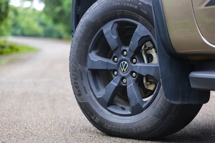 Amarok標配全黑18吋輪圈，展現濃厚的越野氣息，輪胎尺寸為255/65R18。林浩昇攝