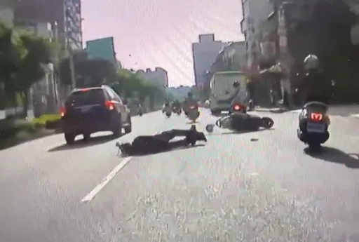 疑身體不適！　70歲騎士偏離車道遭同向休旅車撞傷