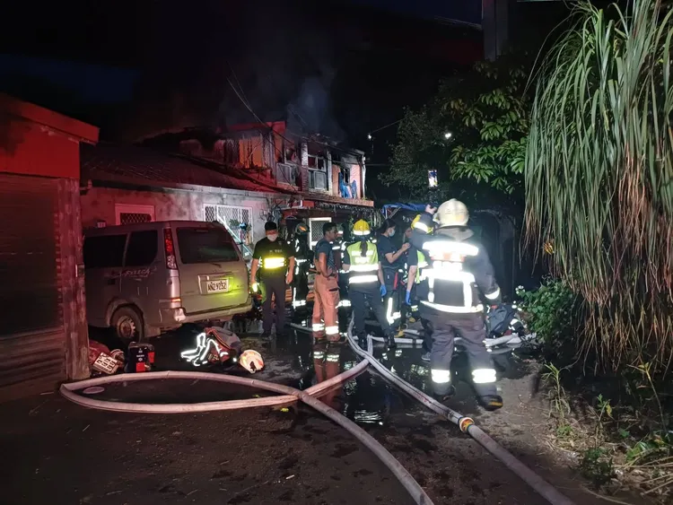 消防隊於晚間7時13分火勢撲滅，鄰居表示死者與傷者兩人都在2樓。翻攝畫面