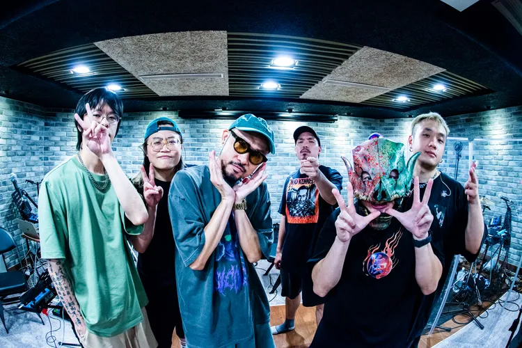 血肉果汁機與熱狗一起練團。血肉果汁機提供