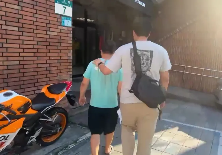 涉案的張男（兄）被帶回。警方提供