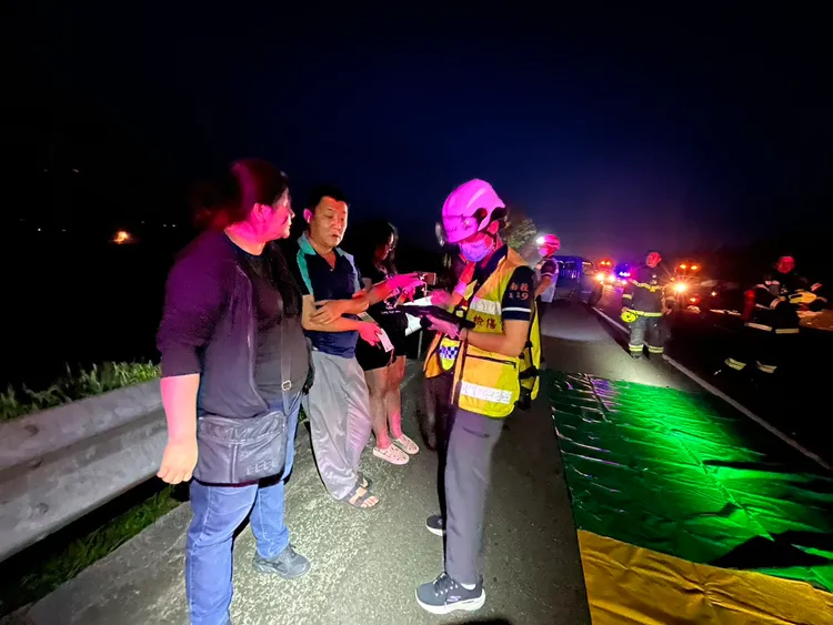 南投縣消防局啟動大量傷病患機制現場檢傷。民眾提供