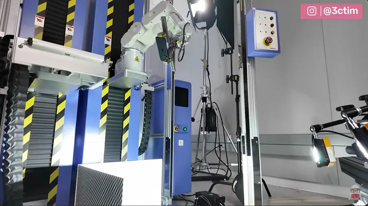 在摔落測試中蘋果會透過滾筒翻滾與工業機械手臂進行多角度撞擊。翻攝3cTim哥生活日常 YouTube