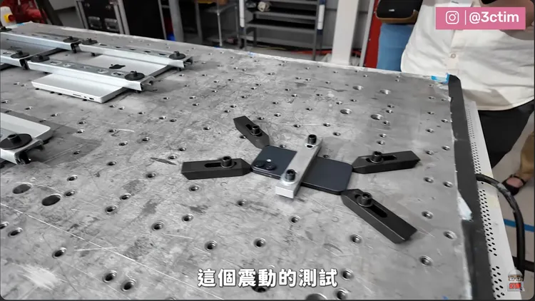 震動測試中蘋果設有專區模擬汽車、火車、飛機、摩托車等交通工具的長時間震動頻率。翻攝3cTim哥生活日常 YouTube