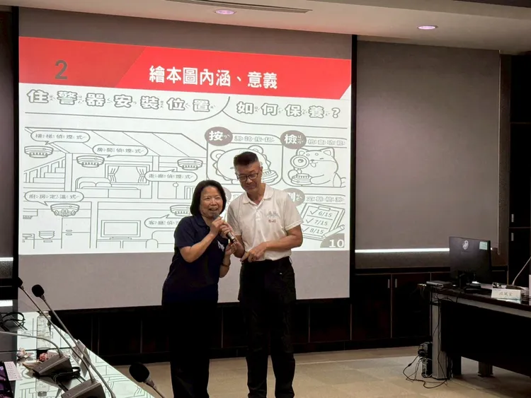 簡任技正鍾世銘開場引言，教育學童從小奠定基本防災知識。消防局提供