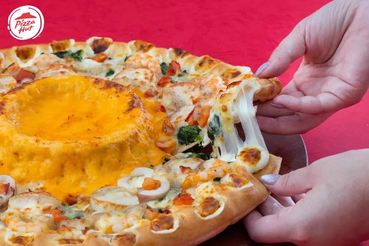 「火山熔岩比薩」系列，主打從邊邊吃到中間、濃香牽絲停不下來。必勝客提供