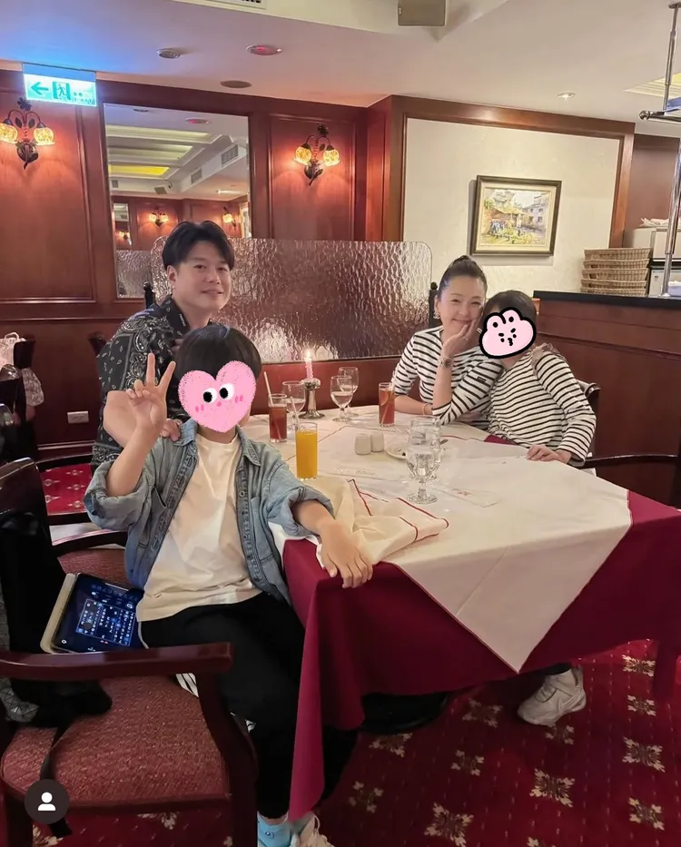 李易和六月帶一雙兒女一起吵吵鬧鬧，慶祝結婚14周年。翻攝自六月IG