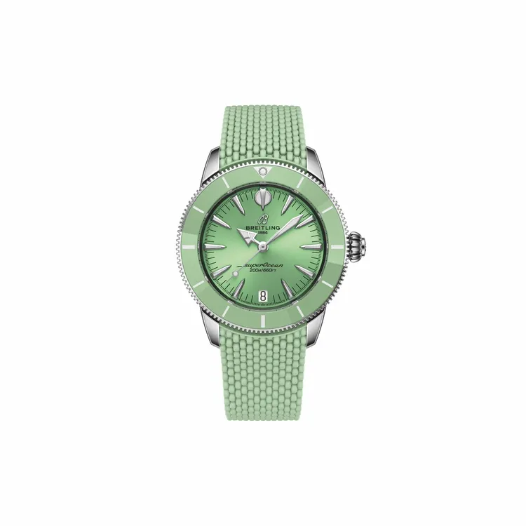 百年靈Superocean Heritage Automatic 36自動腕錶，綠色錶盤搭配綠色橡膠錶帶，15萬8000元。品牌提供