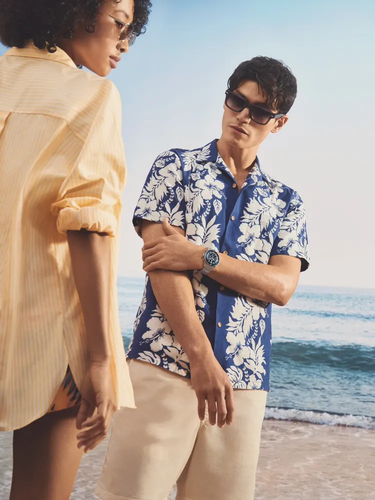 模特兒佩戴百年靈全新Superocean Heritage腕錶與百年靈 × CUTLER AND GROSS聯名太陽眼鏡。品牌提供