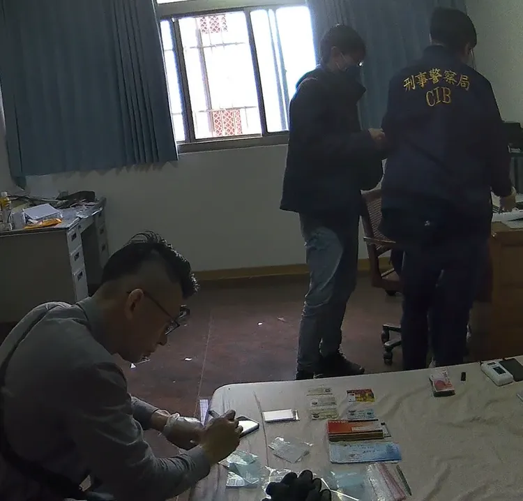 警方逮捕詐團。翻攝畫面