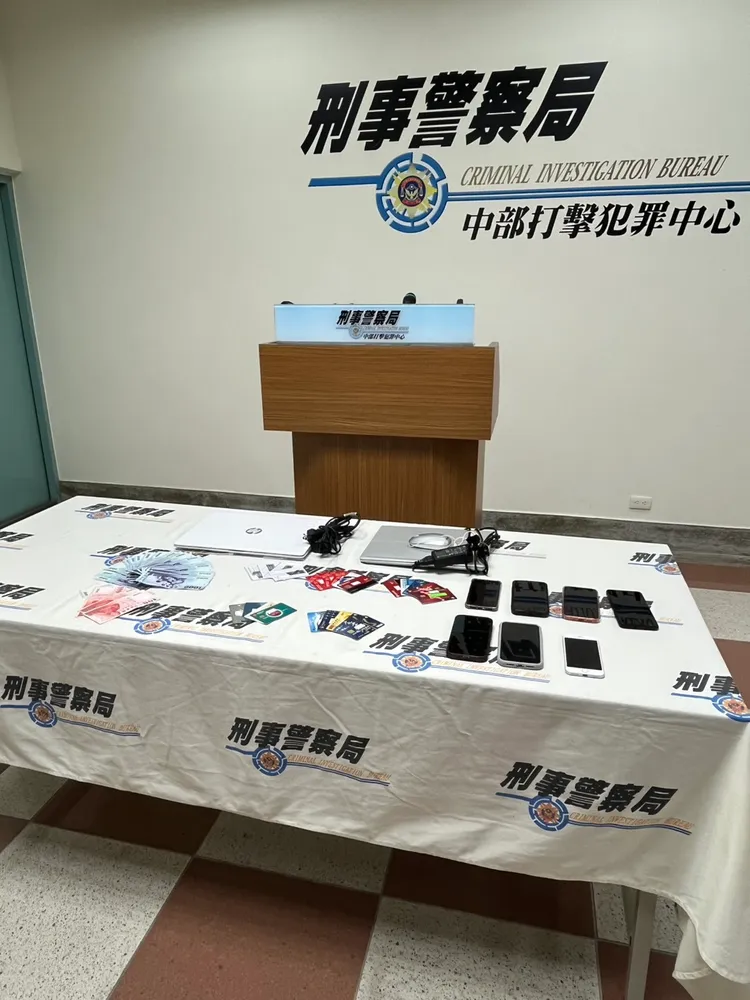 警方起出現金、手機、筆電、金融卡、存摺、健保卡及自然人憑證等證物。翻攝畫面