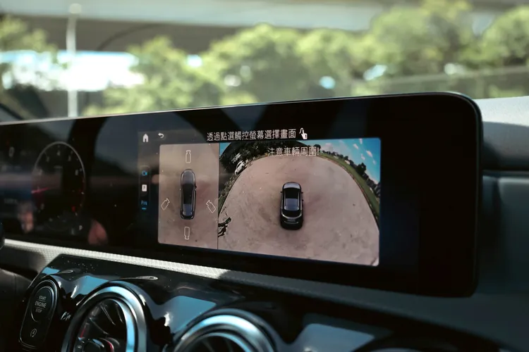 新年式 A-Class、B-Class、CLA、GLA、EQA 與 EQB 等車型全面標配智能停車輔助與 360 度環景攝影系統。業者提供