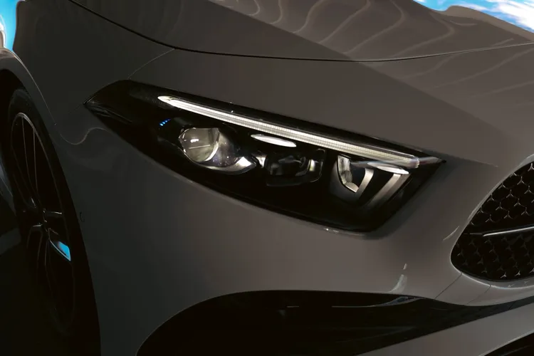 特定車型如 A 180、B 180、CLA 200 等，新增多光束智慧型數位 LED 頭燈與進階遠燈輔助系統。業者提供