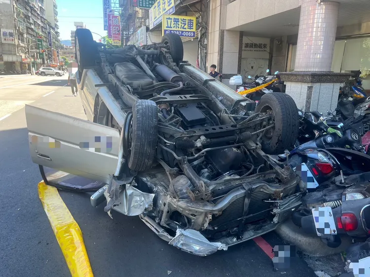 路邊有19輛機車遭到客貨車波及。翻攝畫面