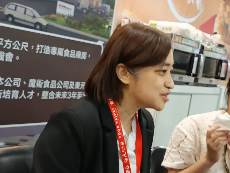 安心食品總經理謝靜慧表示，民生食品較不受到景氣影響，摩斯在高鐵、機場展店的策略成功，台鐵和捷運則會是下一個布局點。許麗珍攝