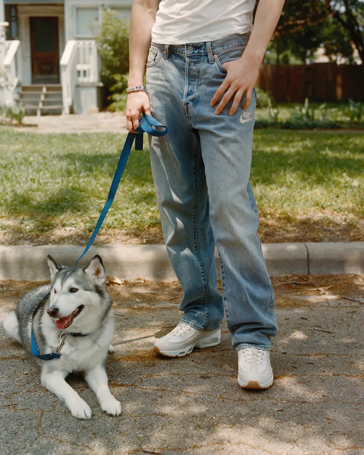 寬管繭型丹寧褲採用寬鬆版型與漸收褲管設計。品牌提供