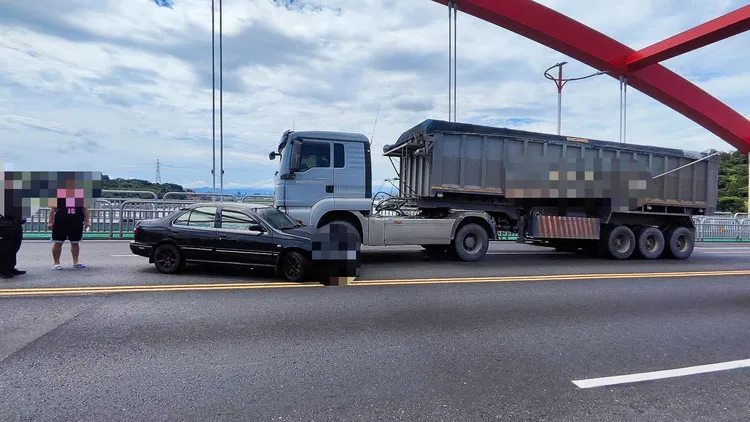 關渡大橋為五股與八里地區通往通往淡水區重要橋樑，發生車禍後，假日塞車狀況一度動彈不得，所幸警方迅速排除。翻攝畫面