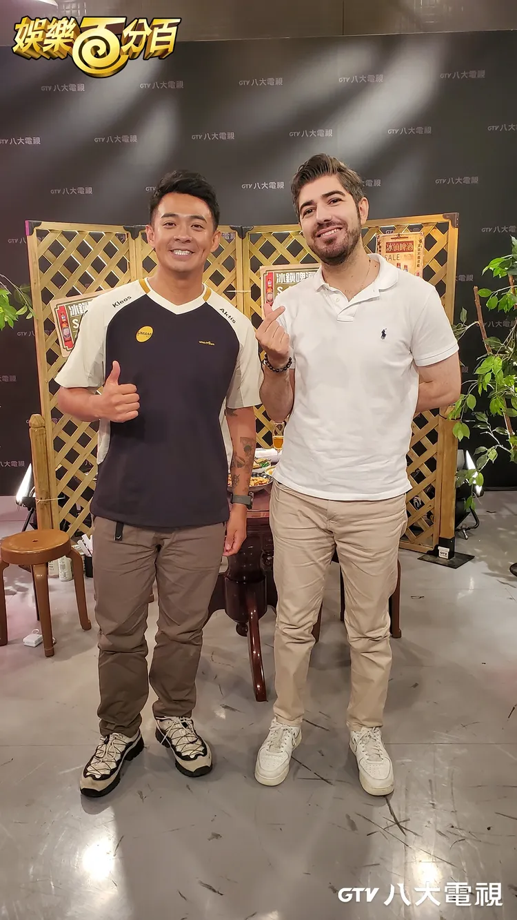 融融（左）坦言圖佳看過他裸體後，2人感情急速加溫，會互開玩笑。八大提供