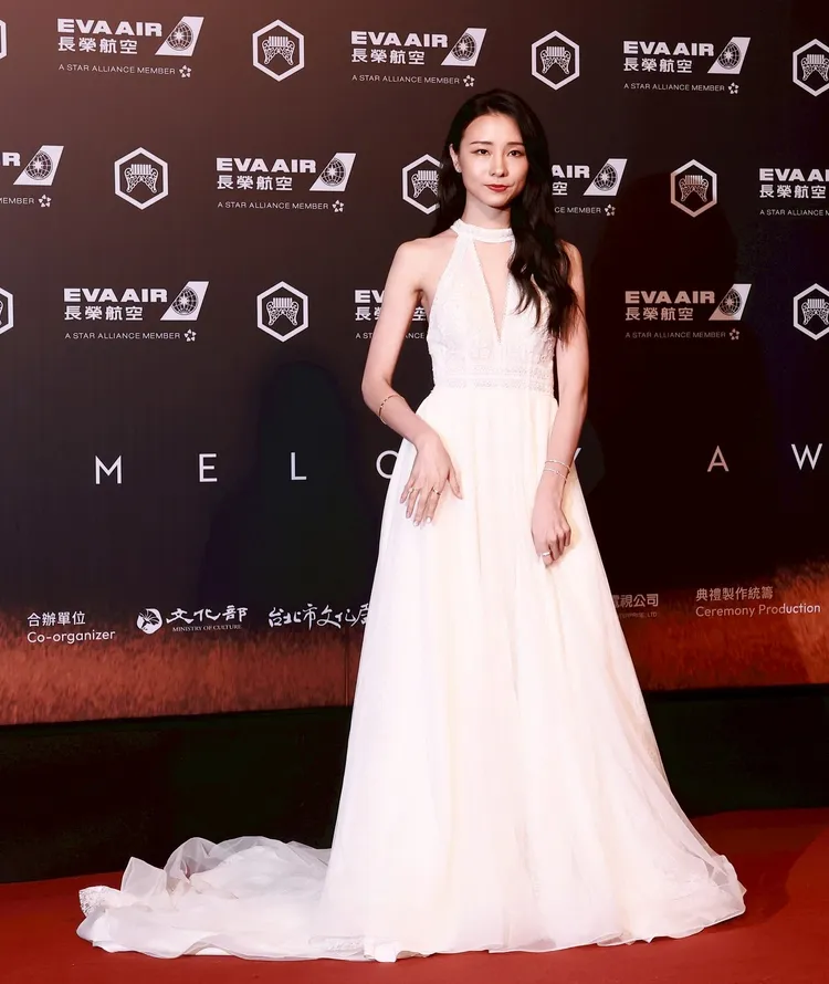 陳忻玥昨穿純白禮服走金曲紅毯。彭欣偉攝