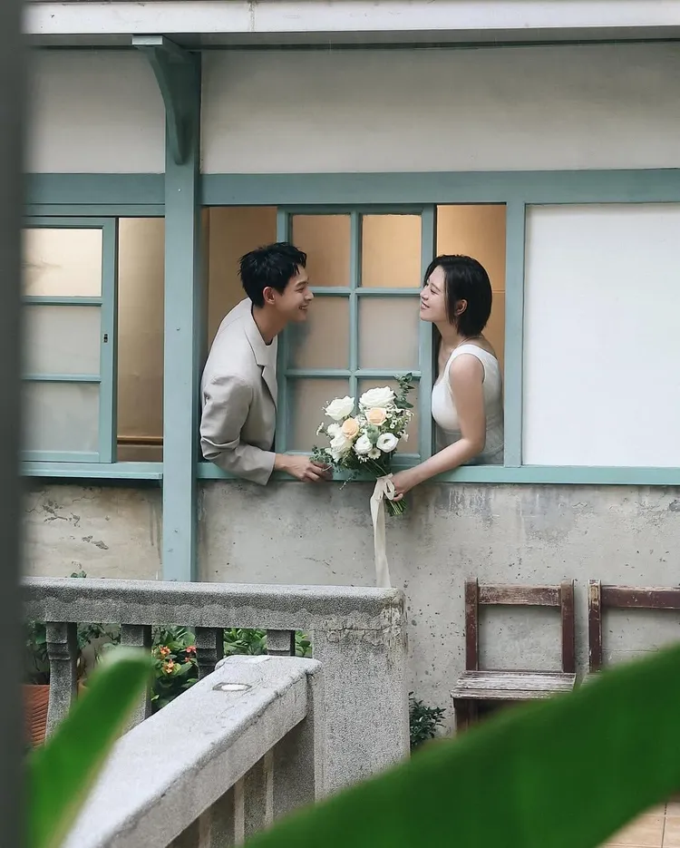 劉品言（右）甜嫁連晨翔（左）並曬出婚照。翻攝劉品言IG