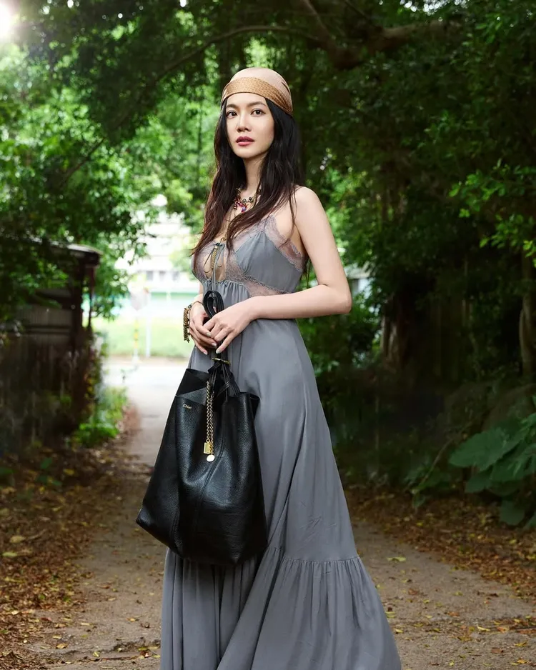 早一步升格新手媽媽的曾之喬，以「偽中空裝」曬出性感時髦的穿搭。翻攝曾之喬IG