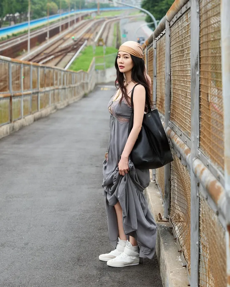 曾之喬搭配Chloé 黑色Spin托特包、Kick高筒球鞋、印花頭巾，穿出浪漫波希米雅風。翻攝曾之喬IG