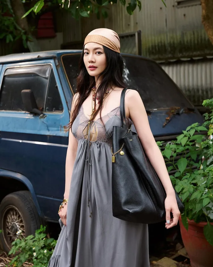 曾之喬身上的「中空」灰色蕾絲長洋裝，實則於胸前以蕾絲拼接肉色面料。翻攝曾之喬IG