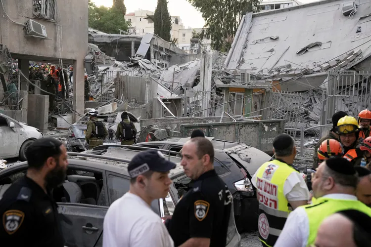 以色列特拉維夫遭到伊朗飛彈擊中。美聯社