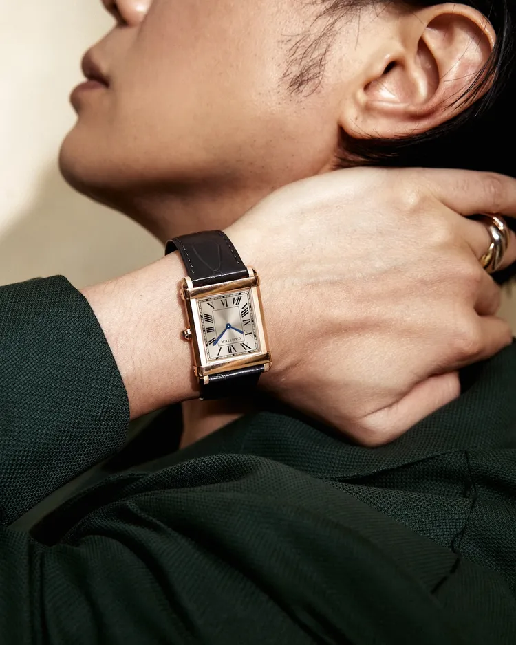 薛仕凌配戴Cartier Privé系列Tank Chinoise腕錶。品牌提供‘