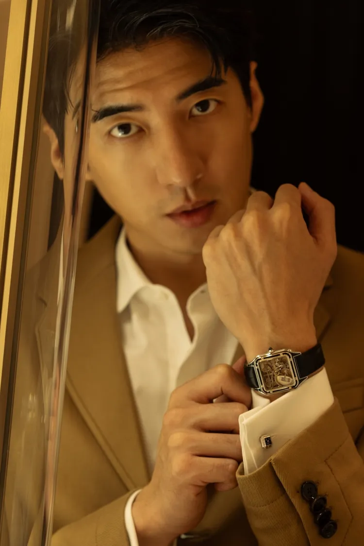 傅孟柏配戴佩戴卡地亞Santos-Dumont微型擺陀鏤空腕錶