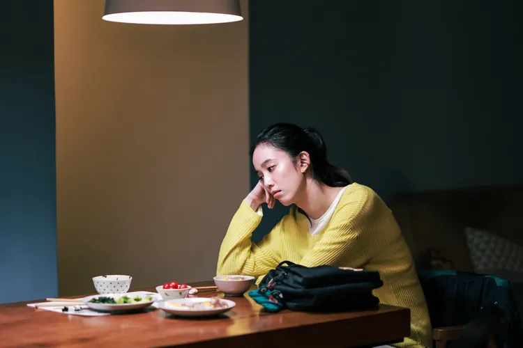 《慶祝》陳庭妮飾演的「單親媽媽」張璃在事業與家庭之間苦苦掙扎。寬想國際娛樂）