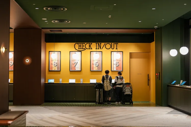 除了櫃台服務人員外，另有15台自助機器可進行Check in手續。田欣雲攝影