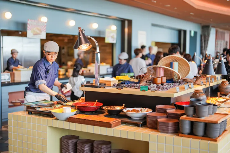 早餐餐廳從早上6點就開始營業，方便準備衝第一波入園的旅客。田欣雲攝影