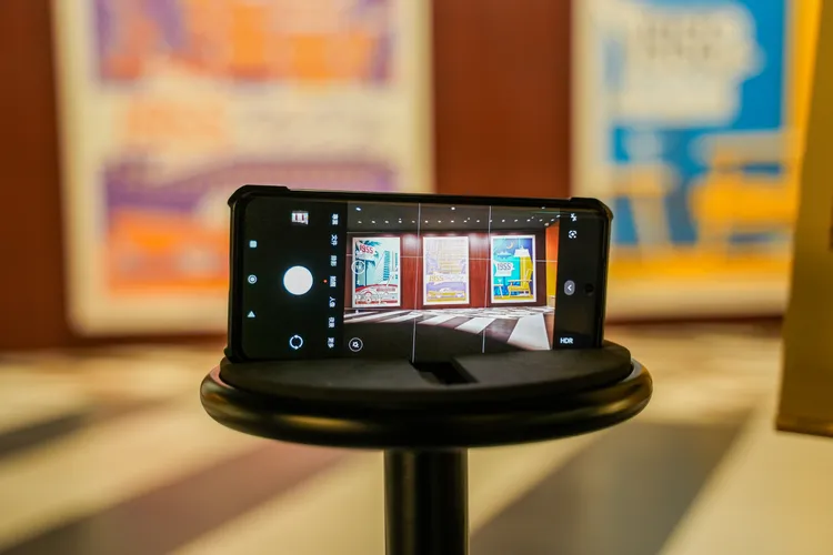 牆面上還有對應房卡圖案的彩繪裝飾，前方特別放上自拍架，供旅客拍照留念。田欣雲攝影