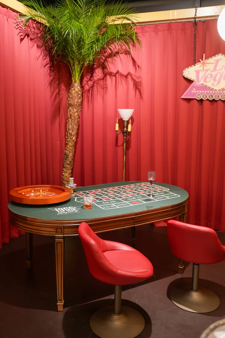 「2nd Room」一角還有賭城拉斯維加斯輪盤造景，可拍可玩。田欣雲攝影