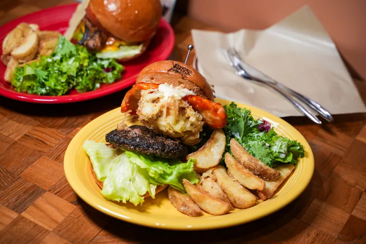 搭配「美式公路之旅1955」主題推出的期間限定口味漢堡。田欣雲攝影