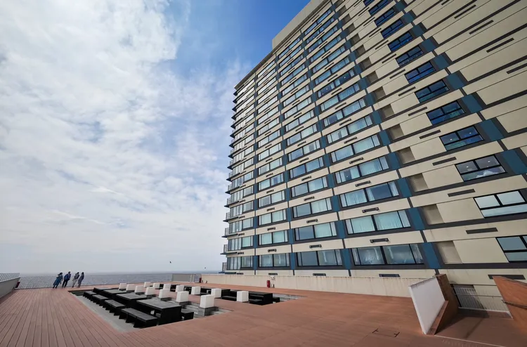 最新「加州夏日假期1955」主題活動推出時，飯店另將開放海景露台，讓住客可邊聽衝浪音樂、邊品嘗雞尾酒。田欣雲攝影