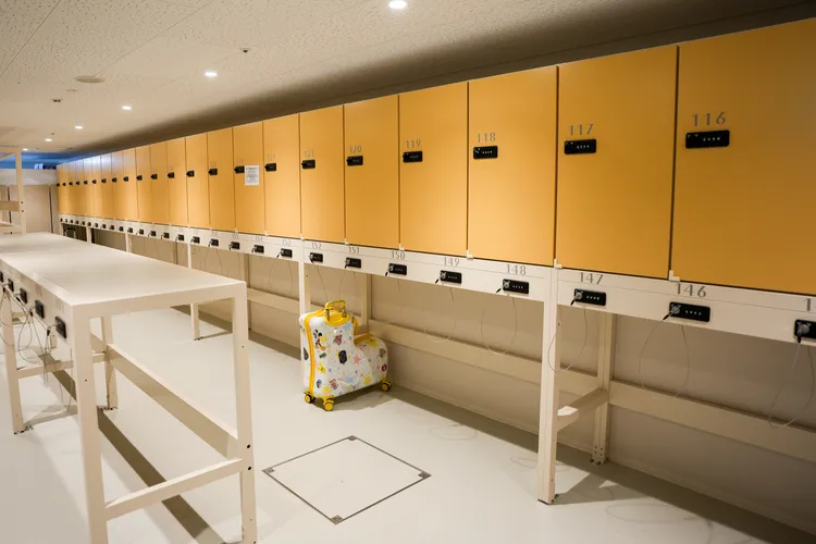 在入住前和退房後，都可以免費使用館內的置物櫃寄放行李。田欣雲攝影