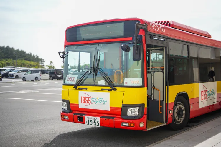 復古風巴士載遊客前往迪士尼樂園及JR新浦安站。田欣雲攝影